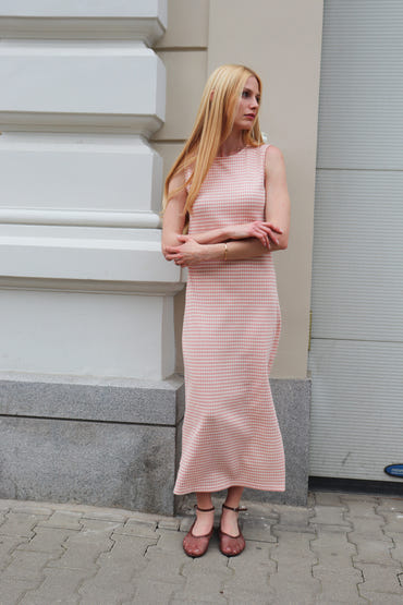 РОЗОВА РОКЛЯ С ЦЕПКА