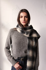 СИВ КАРИРАН ШАЛ ОТ СУРОВА ВЪЛНА