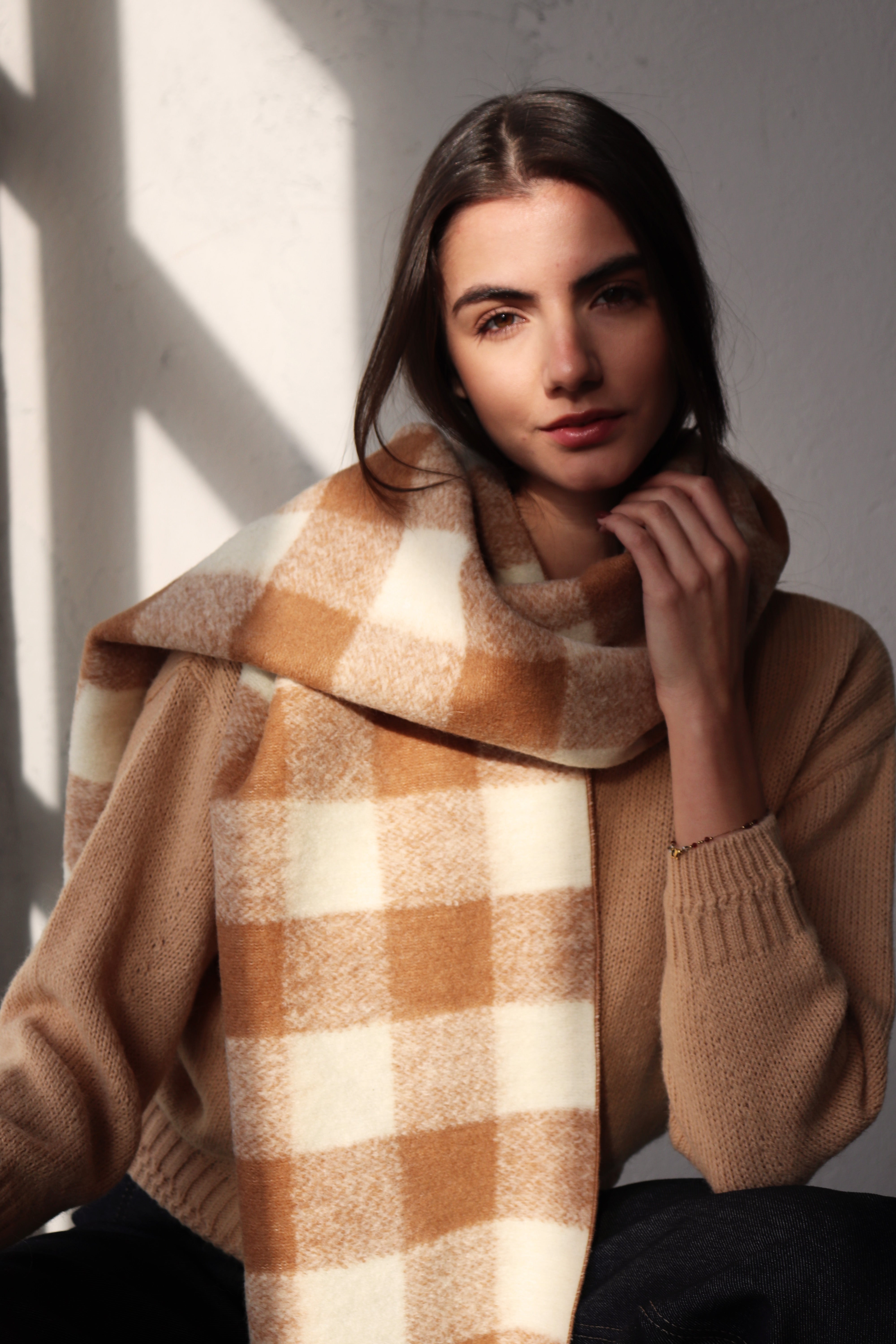 БЕЖОВ КАРИРАН ШАЛ ОТ СУРОВА ВЪЛНА