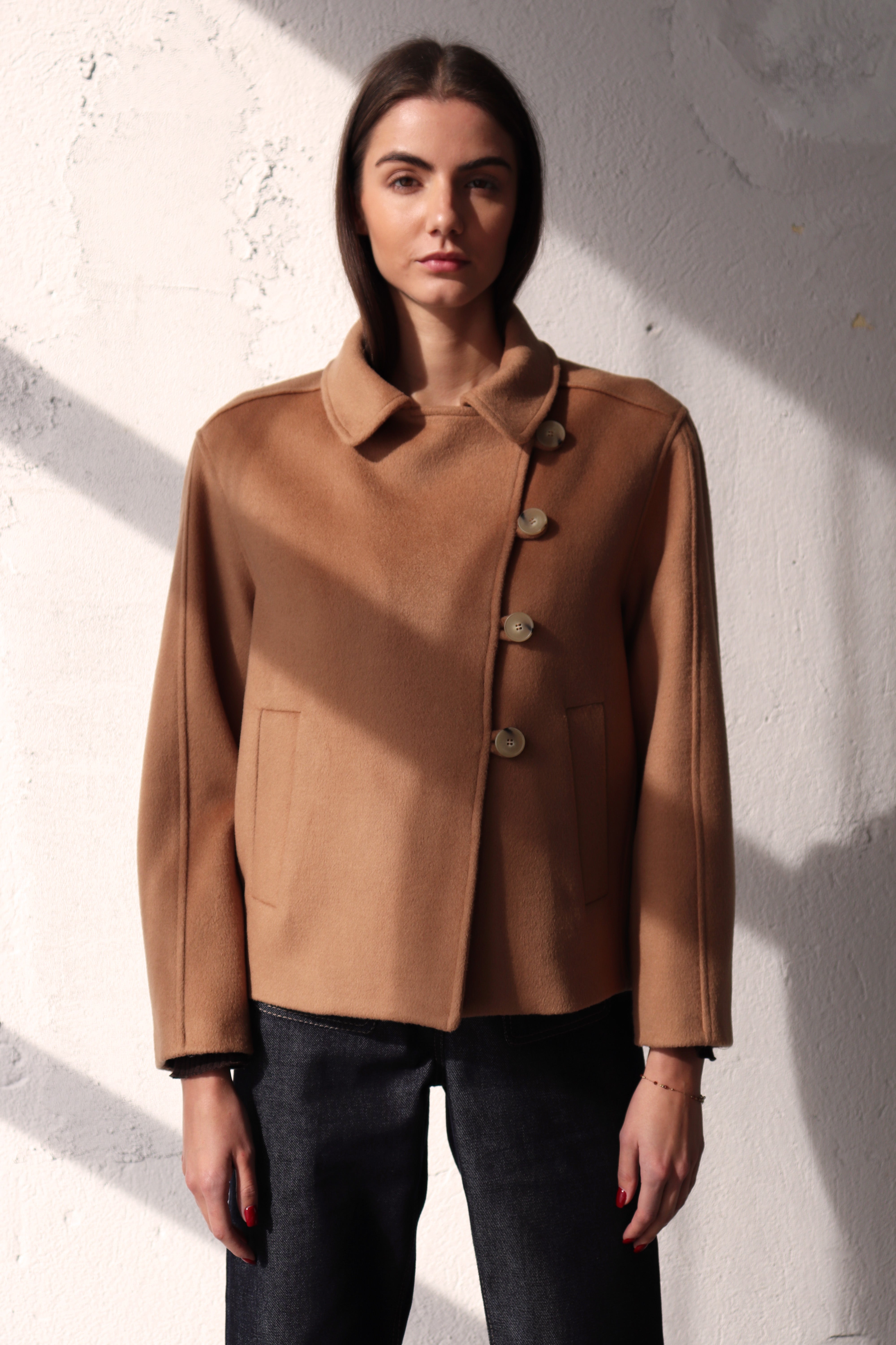 ЯКЕ С ПРЕХЛУПВАНЕ КАМЕЛ