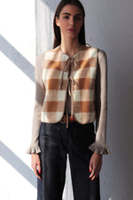 БЕЖОВ КАРИРАН ЕЛЕК ОТ СУРОВА ВЪЛНА