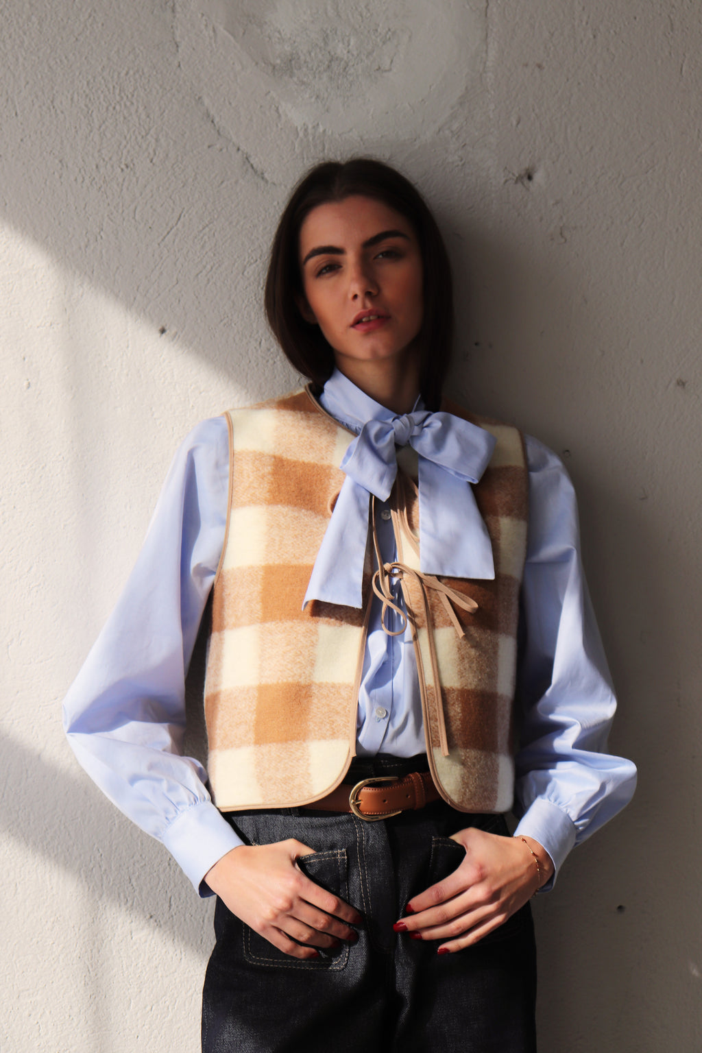 БЕЖОВ КАРИРАН ЕЛЕК ОТ СУРОВА ВЪЛНА