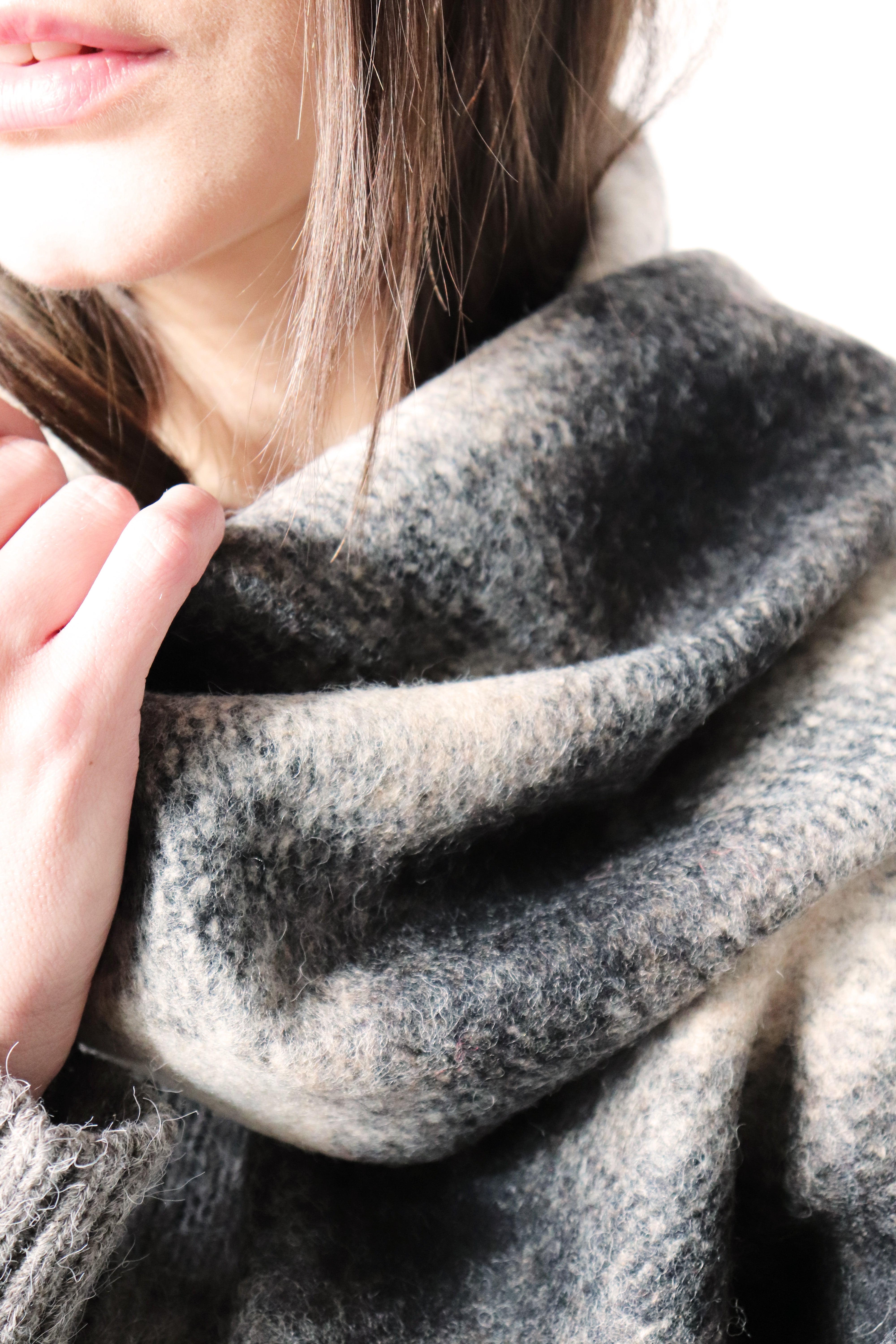 СИВ КАРИРАН ШАЛ ОТ СУРОВА ВЪЛНА