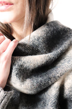 СИВ КАРИРАН ШАЛ ОТ СУРОВА ВЪЛНА