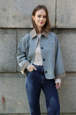 КЪСО ВЪЛНЕНО ЯКЕ С ЕФЕКТНА ЯКА И МАНШЕТИ