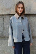 КЪСО ВЪЛНЕНО ЯКЕ С ЕФЕКТНА ЯКА И МАНШЕТИ