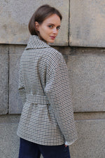 КЪСО ПАЛТО ОТ СУРОВА ВЪЛНА