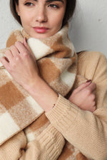 БЕЖОВ КАРИРАН ШАЛ ОТ СУРОВА ВЪЛНА