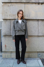 ЯКЕ ОТ СУРОВА ВЪЛНА