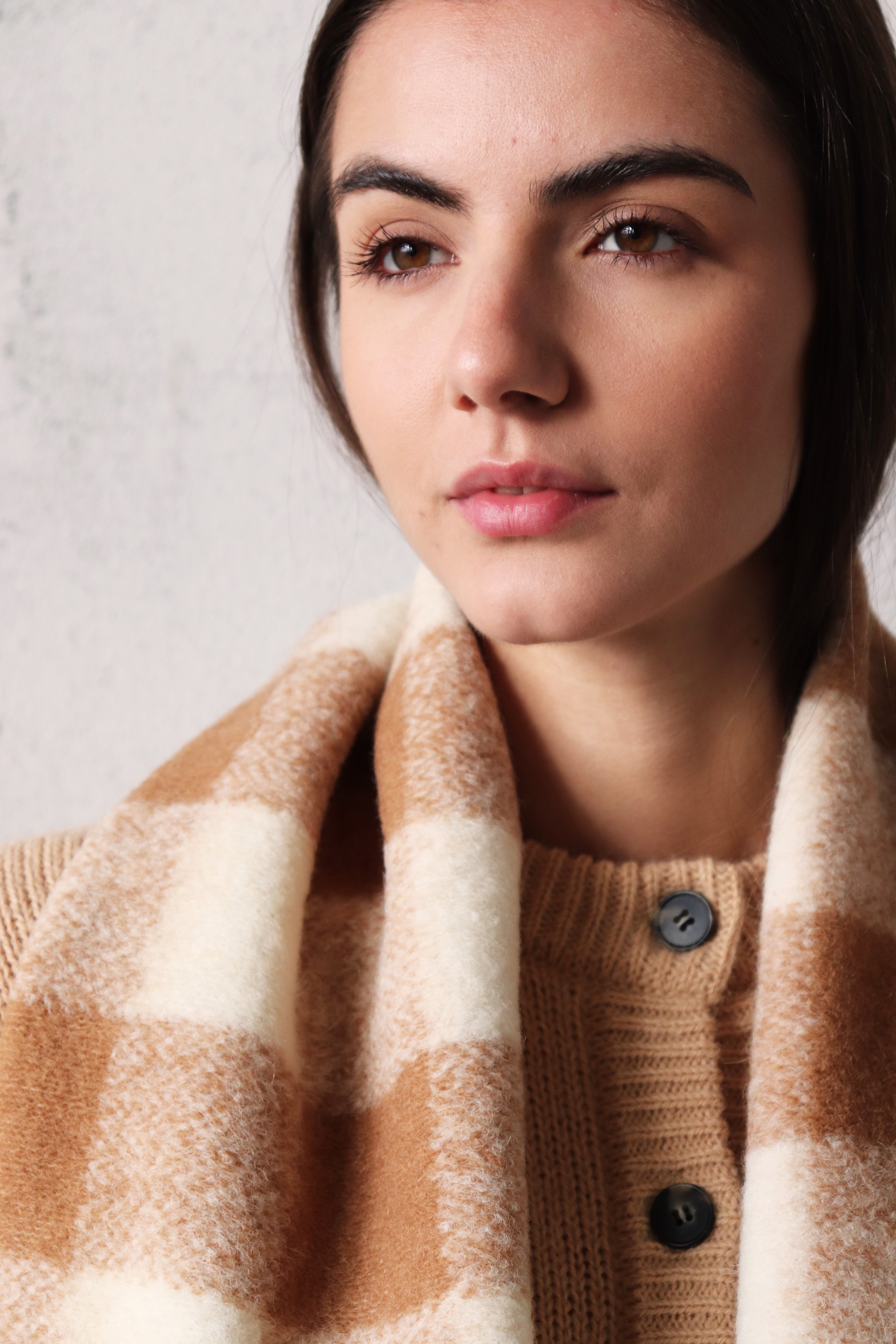 БЕЖОВ КАРИРАН ШАЛ ОТ СУРОВА ВЪЛНА