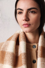 БЕЖОВ КАРИРАН ШАЛ ОТ СУРОВА ВЪЛНА