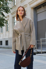 КЪСО ПАЛТО ОТ СУРОВА ВЪЛНА