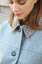 КЪСО ВЪЛНЕНО ЯКЕ С ЕФЕКТНА ЯКА И МАНШЕТИ