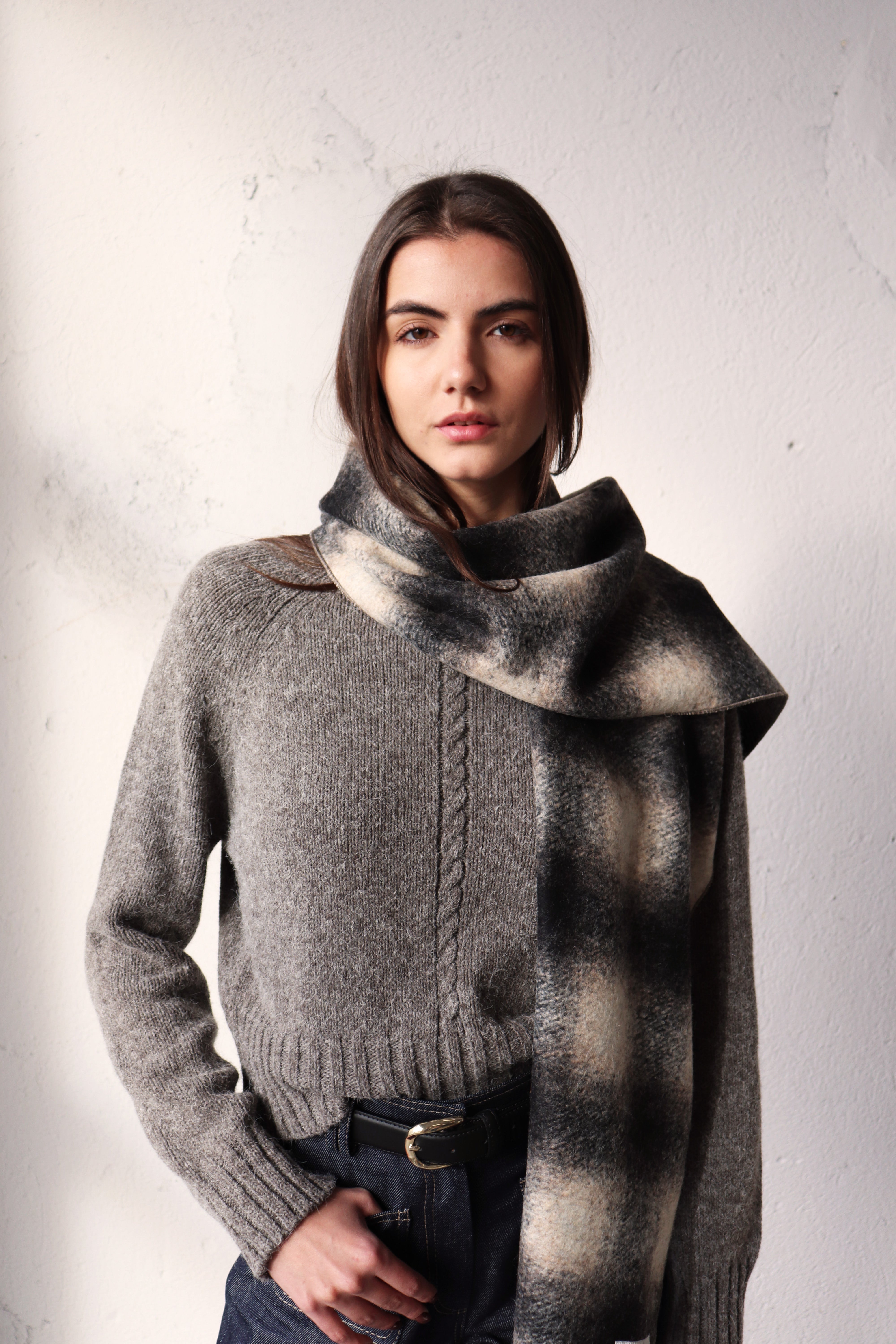 СИВ КАРИРАН ШАЛ ОТ СУРОВА ВЪЛНА