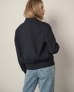 ТЪМНОСИНЬО ЯКЕ ТИП БОМБЪР