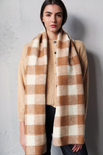 БЕЖОВ КАРИРАН ШАЛ ОТ СУРОВА ВЪЛНА