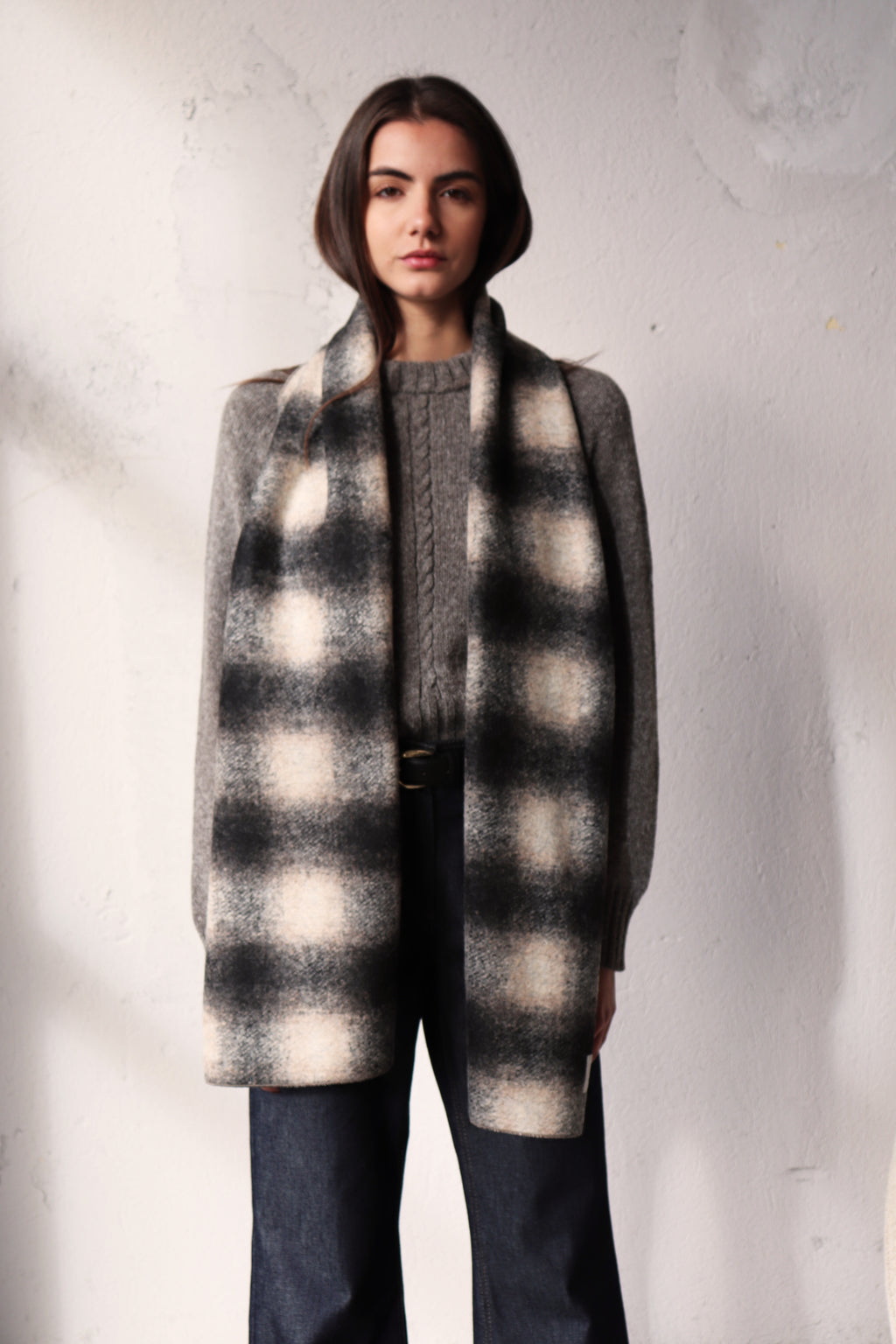 СИВ КАРИРАН ШАЛ ОТ СУРОВА ВЪЛНА