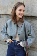 КЪСО ВЪЛНЕНО ЯКЕ С ЕФЕКТНА ЯКА И МАНШЕТИ