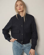 ТЪМНОСИНЬО ЯКЕ ТИП БОМБЪР