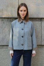 КЪСО ВЪЛНЕНО ЯКЕ С ЕФЕКТНА ЯКА И МАНШЕТИ