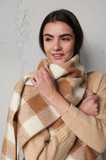 БЕЖОВ КАРИРАН ШАЛ ОТ СУРОВА ВЪЛНА