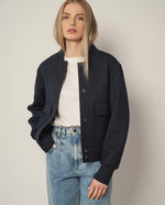 ТЪМНОСИНЬО ЯКЕ ТИП БОМБЪР