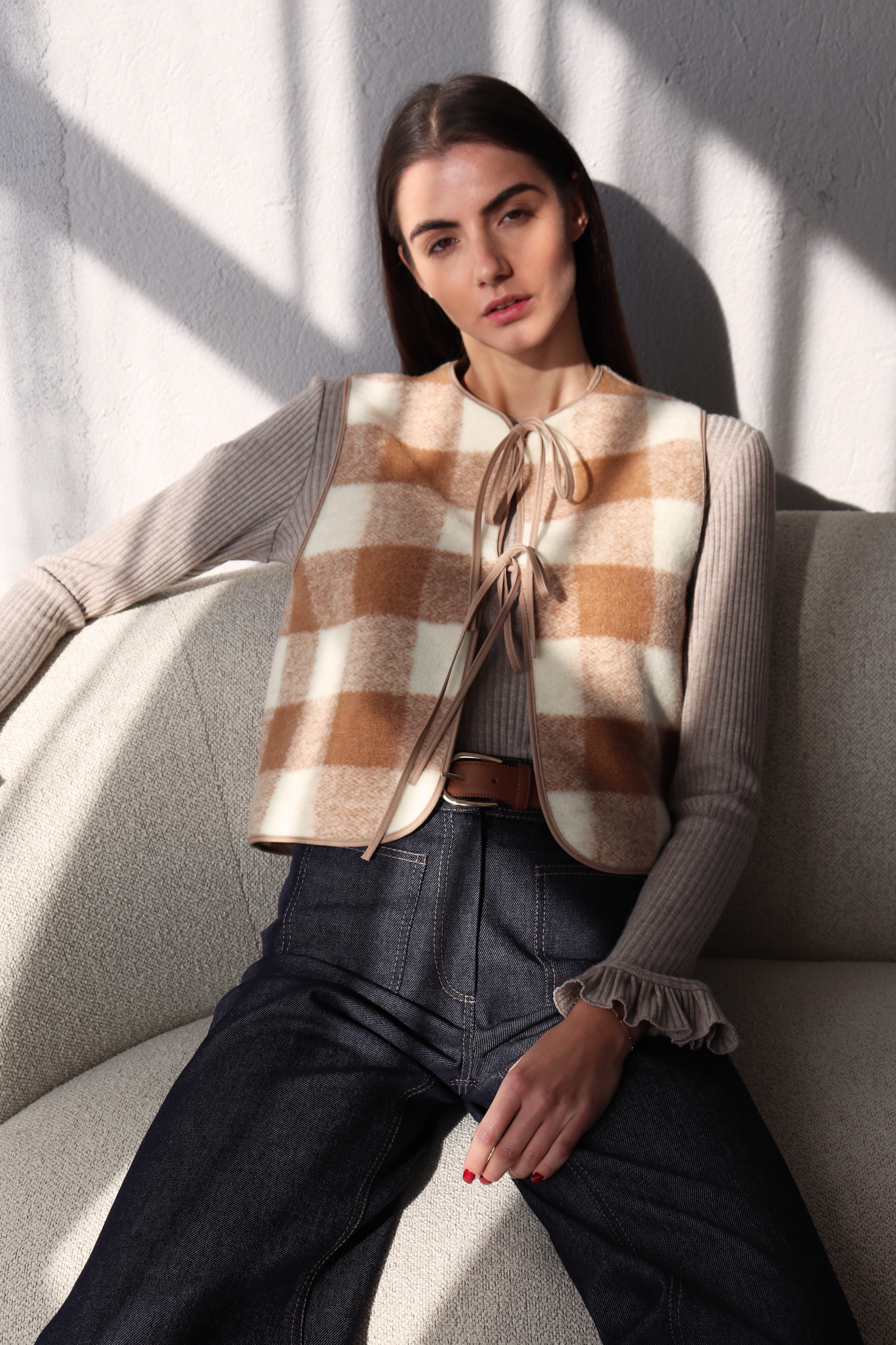 БЕЖОВ КАРИРАН ЕЛЕК ОТ СУРОВА ВЪЛНА