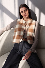 БЕЖОВ КАРИРАН ЕЛЕК ОТ СУРОВА ВЪЛНА