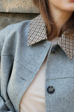 КЪСО ВЪЛНЕНО ЯКЕ С ЕФЕКТНА ЯКА И МАНШЕТИ