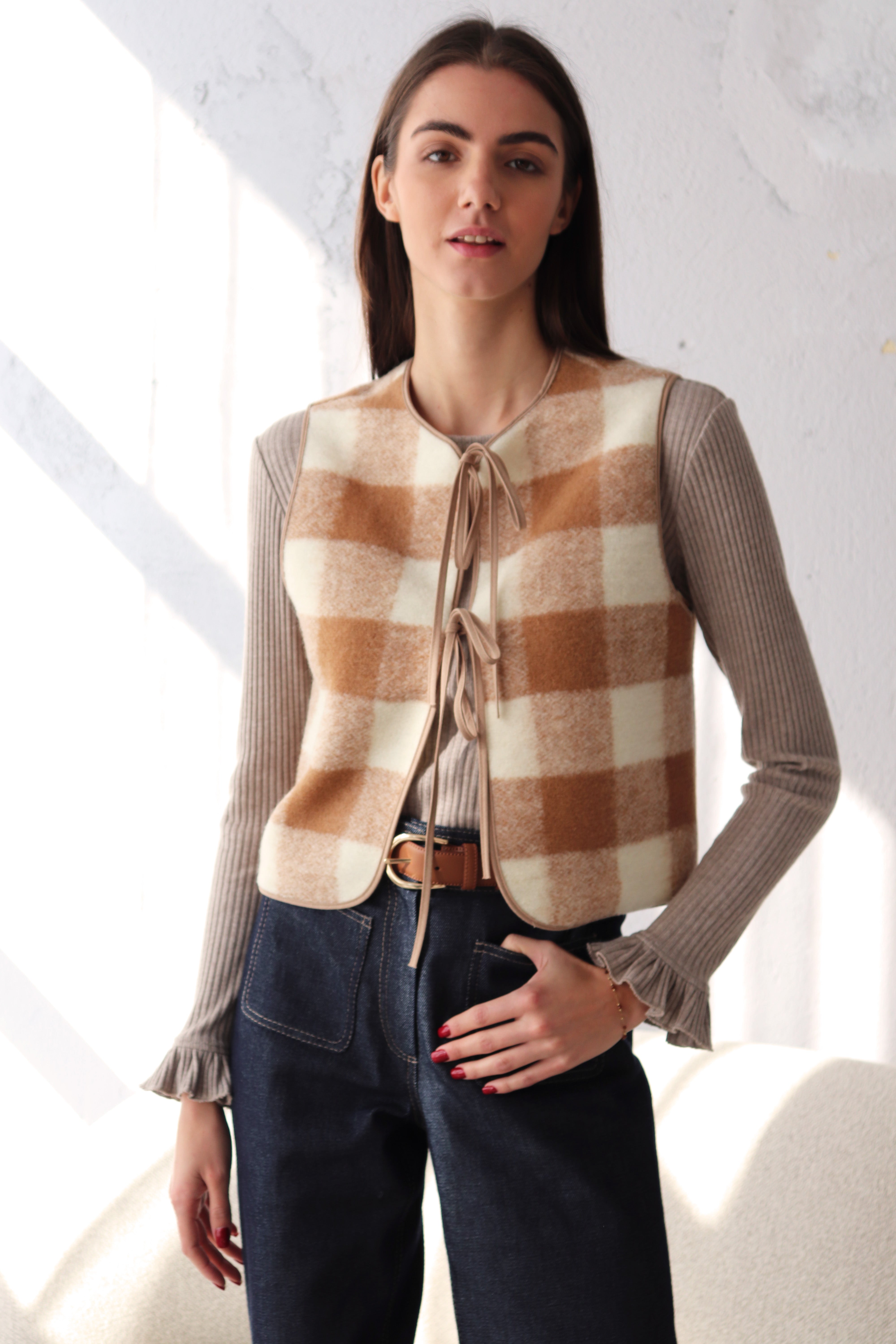 БЕЖОВ КАРИРАН ЕЛЕК ОТ СУРОВА ВЪЛНА