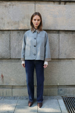 КЪСО ВЪЛНЕНО ЯКЕ С ЕФЕКТНА ЯКА И МАНШЕТИ