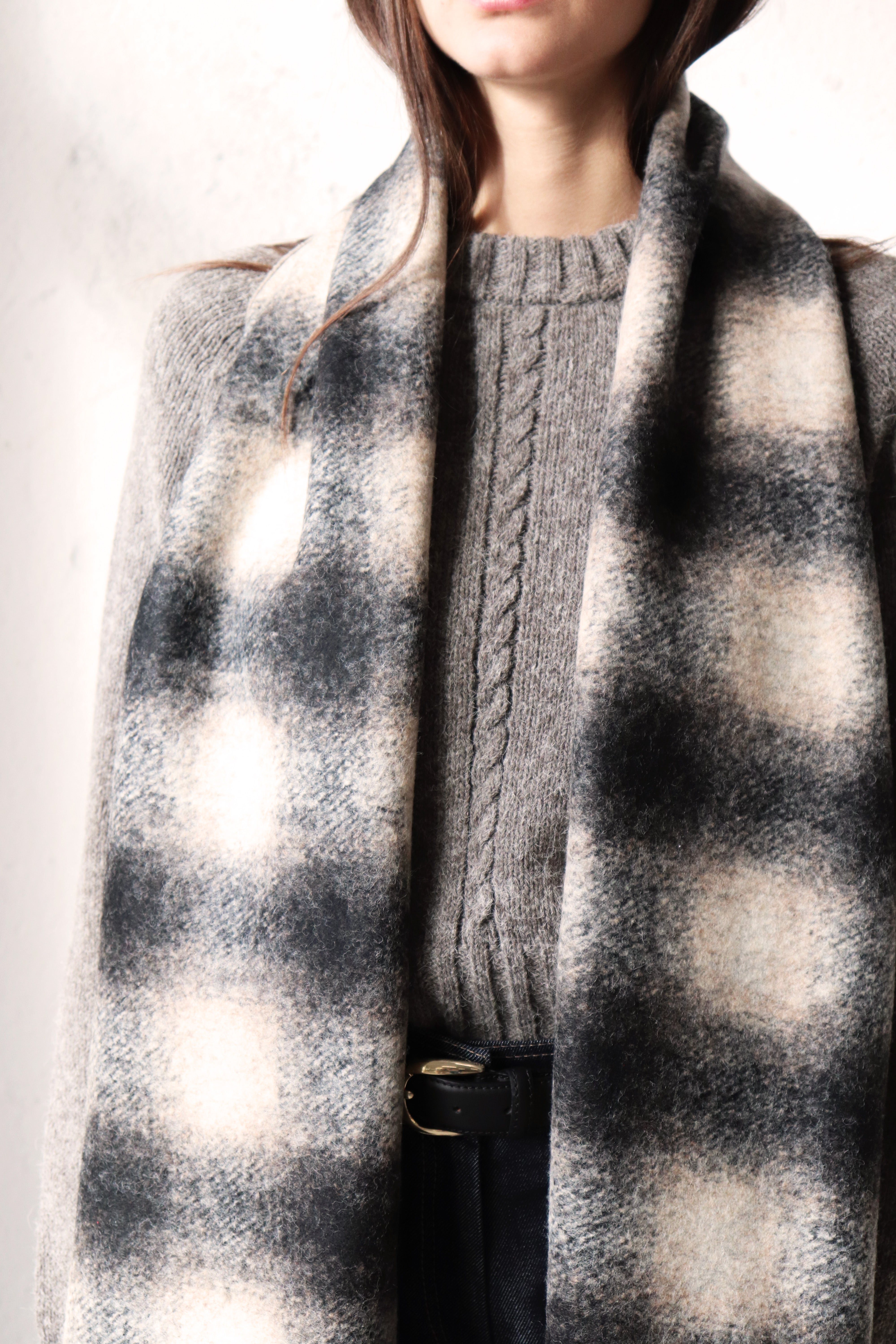 СИВ КАРИРАН ШАЛ ОТ СУРОВА ВЪЛНА