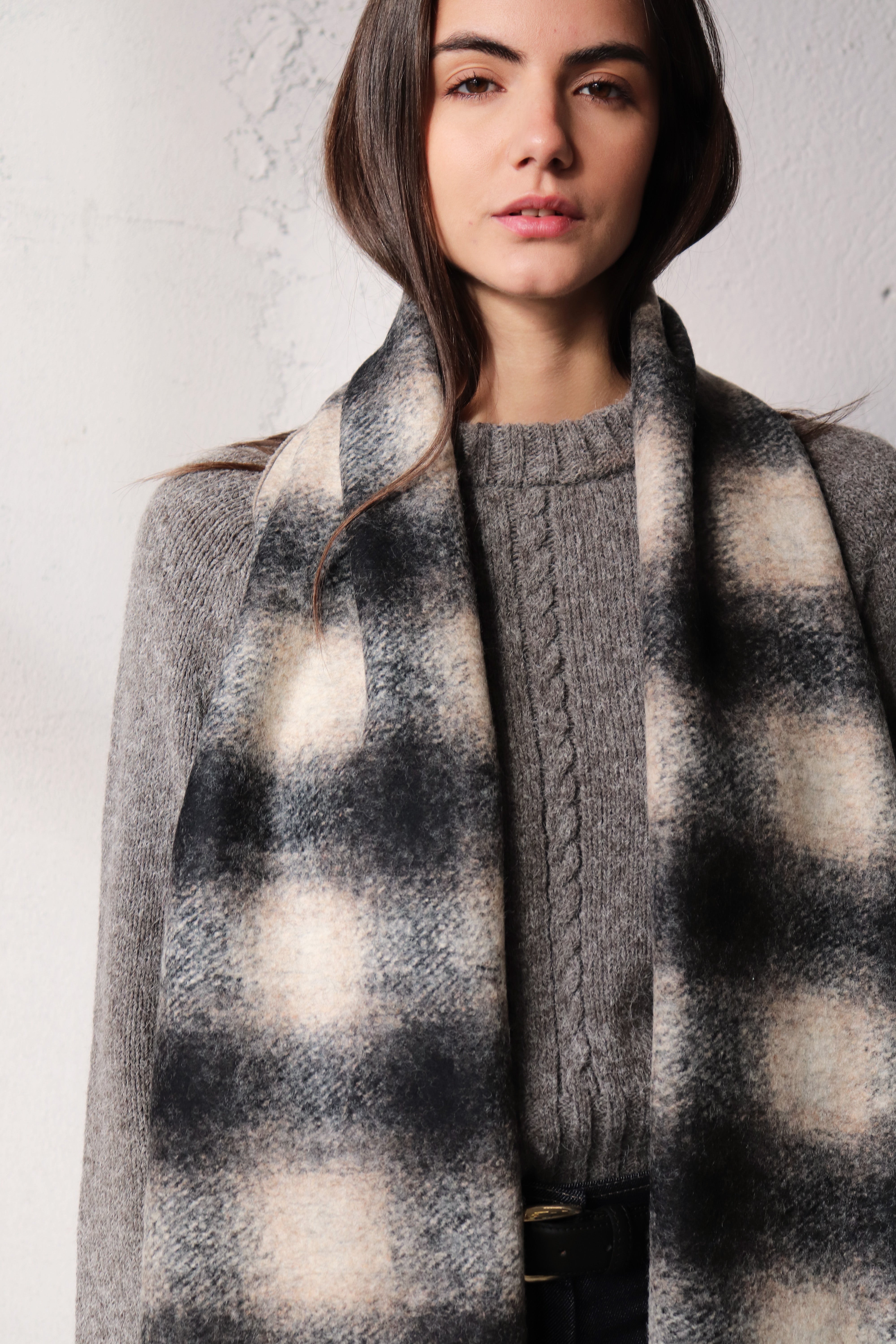 СИВ КАРИРАН ШАЛ ОТ СУРОВА ВЪЛНА