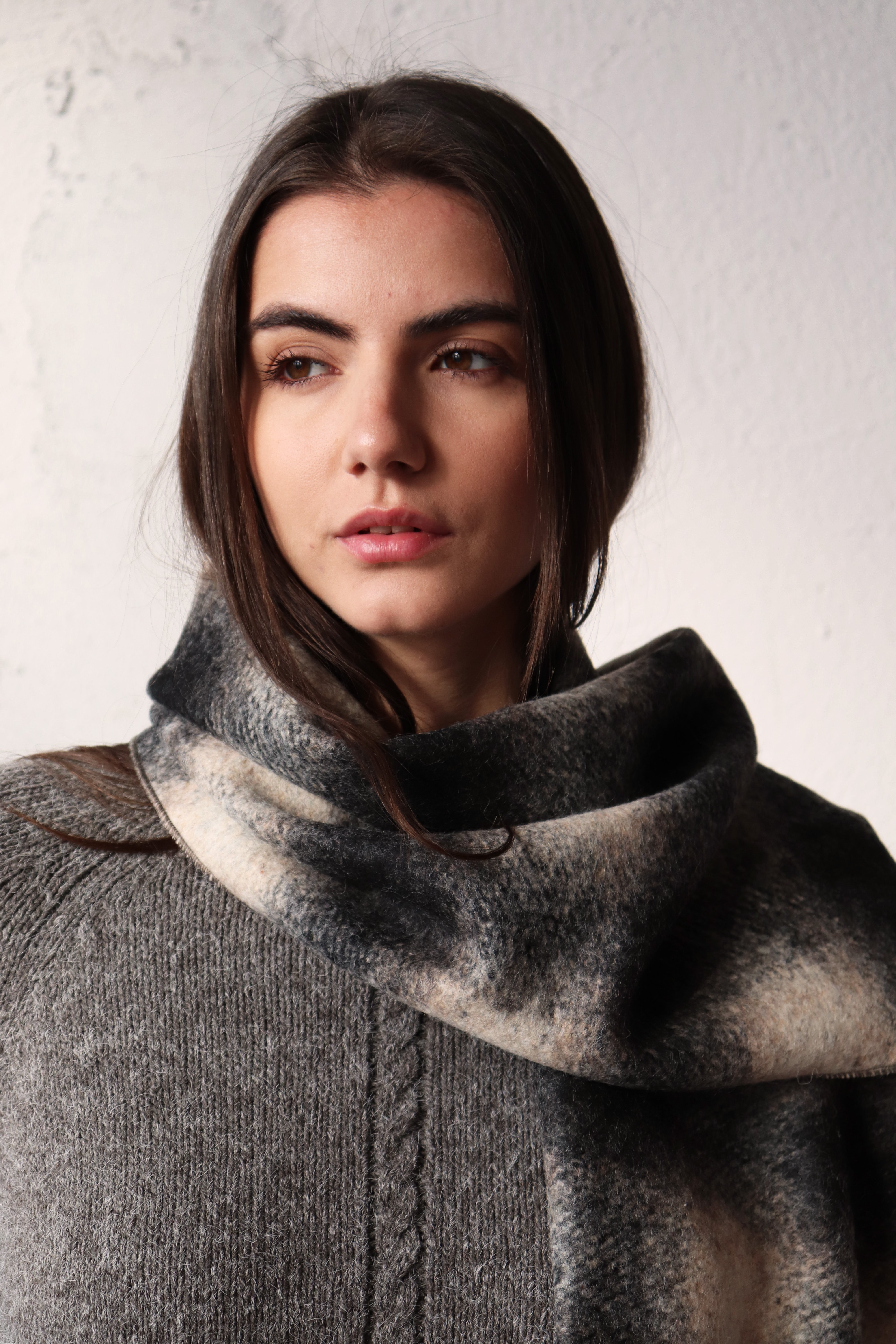 СИВ КАРИРАН ШАЛ ОТ СУРОВА ВЪЛНА