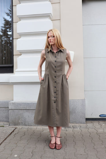 ТЪМНОЗЕЛЕНА РОКЛЯ С НАБОРИ