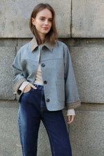 КЪСО ВЪЛНЕНО ЯКЕ С ЕФЕКТНА ЯКА И МАНШЕТИ