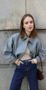 КЪСО ВЪЛНЕНО ЯКЕ С ЕФЕКТНА ЯКА И МАНШЕТИ