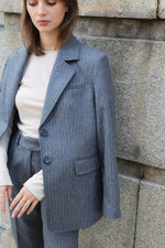 ЕДНОРЕДЕН БЛЕЙЗЪР В СИВО РАЙЕ