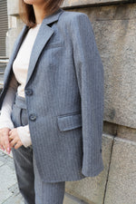 ЕДНОРЕДЕН БЛЕЙЗЪР В СИВО РАЙЕ