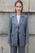 ЕДНОРЕДЕН БЛЕЙЗЪР В СИВО РАЙЕ