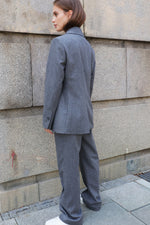 ЕДНОРЕДЕН БЛЕЙЗЪР В СИВО РАЙЕ