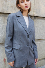 ЕДНОРЕДЕН БЛЕЙЗЪР В СИВО РАЙЕ