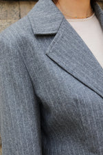 ЕДНОРЕДЕН БЛЕЙЗЪР В СИВО РАЙЕ