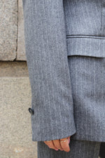 ЕДНОРЕДЕН БЛЕЙЗЪР В СИВО РАЙЕ