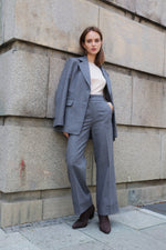 ЕДНОРЕДЕН БЛЕЙЗЪР В СИВО РАЙЕ