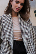 КЪСО ПАЛТО ОТ СУРОВА ВЪЛНА